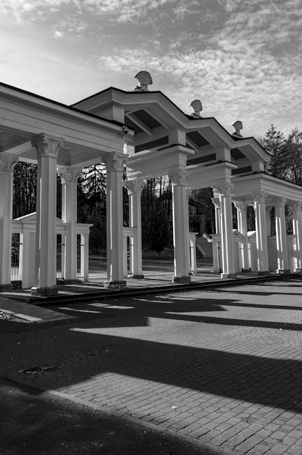 Әлеуметтік желіге арналған контентті дайындап жатқан дизайнердің жұмыс үстелі